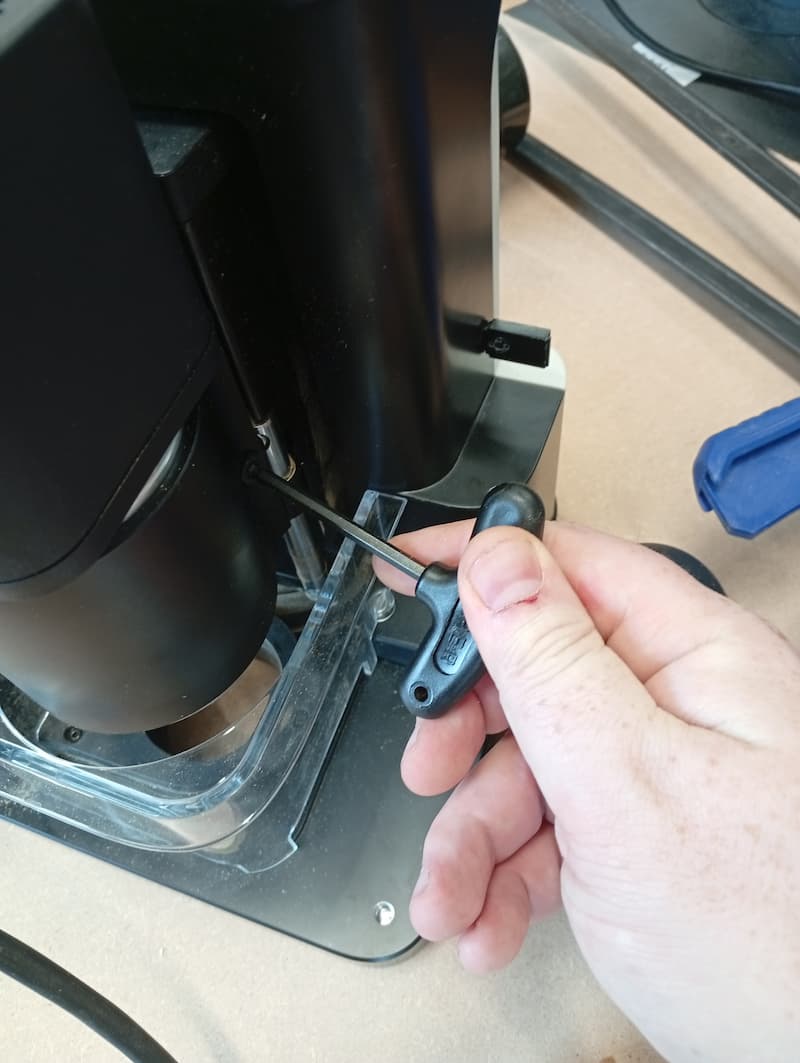 Loosen the spindle with a hex key