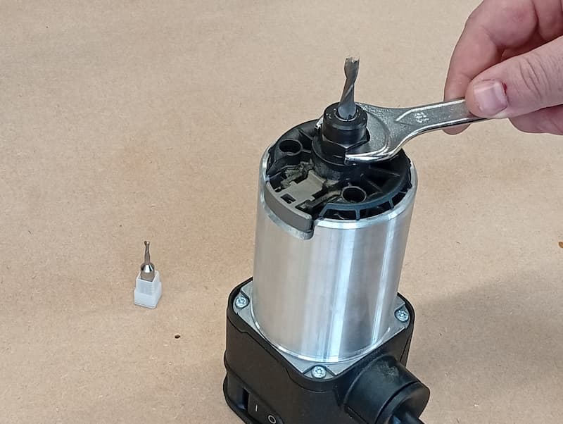 Place the spanner around the spindle neck