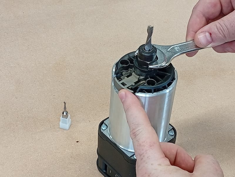 Hold the spindle-lock button